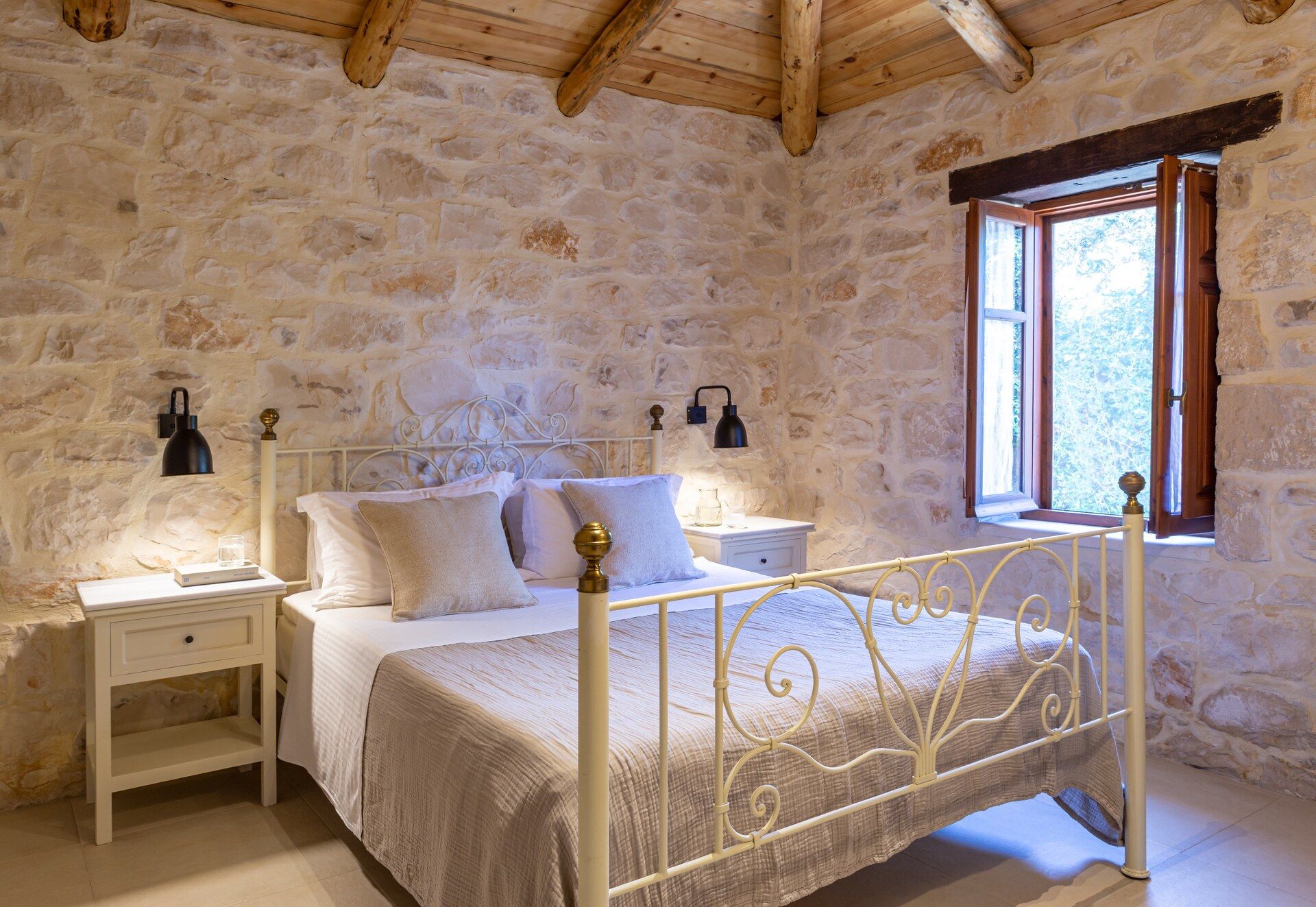 Superior Studio: bedroom