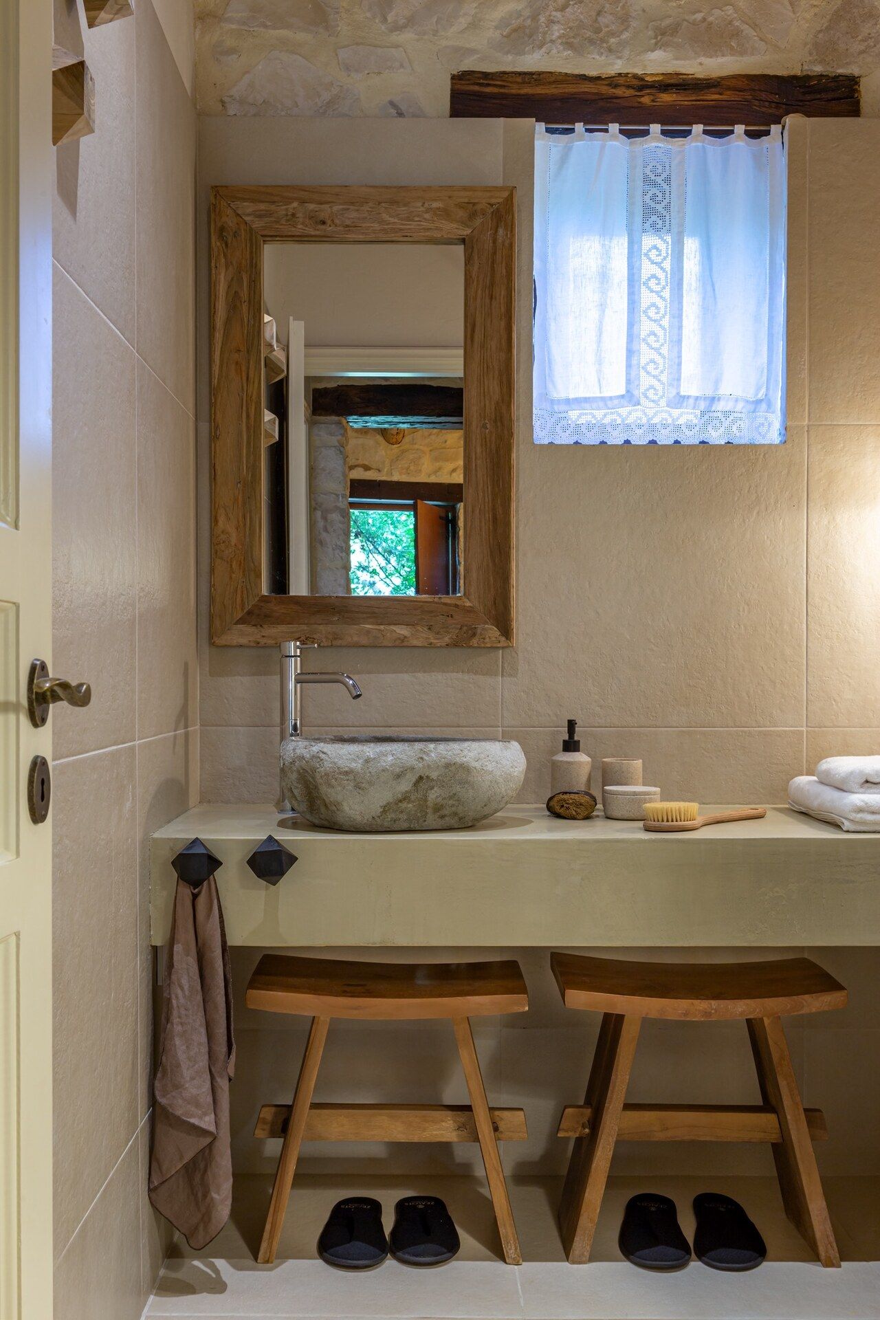 Superior Studio: bathroom